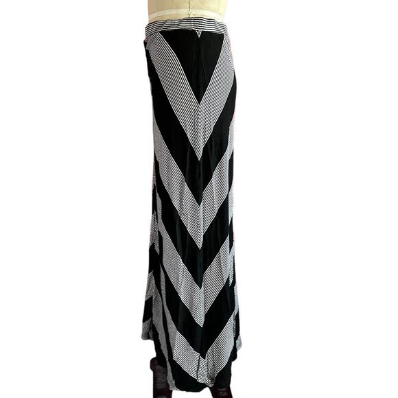 Womens Skirt Size Medium Black White Maxi Chevron Soft Goth Classic Retro - Picture 5 of 8